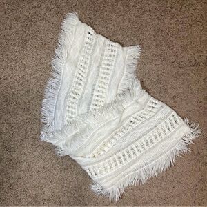 Soft and warm white scarf with fringe